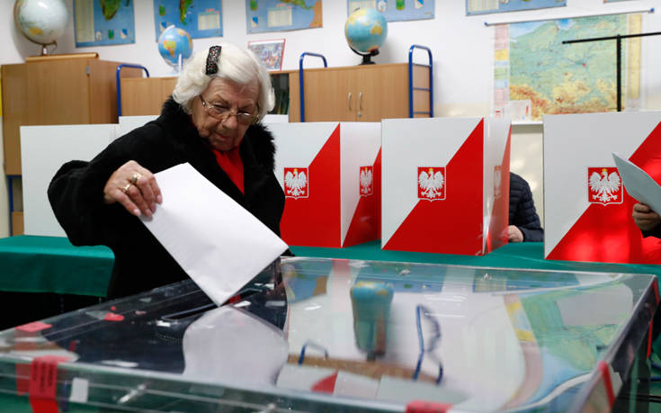 Καθαρή νίκη του κυβερνώντος κόμματος στις εκλογές στην Πολωνία