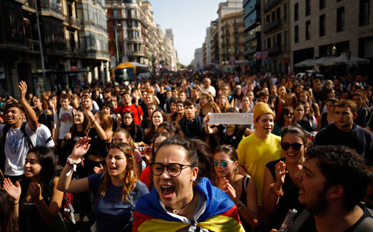 Δεκάδες συλλήψεις στην Καταλονία μετά τα βίαια επεισόδια