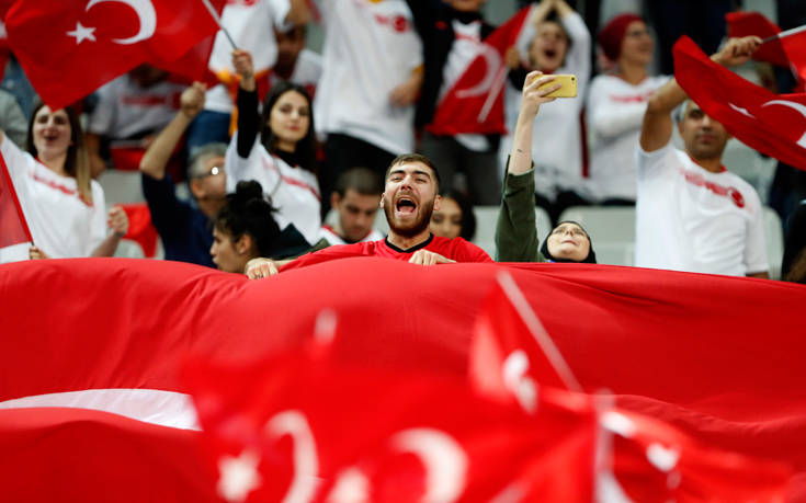 Οι Τούρκοι οπαδοί χαιρέτισαν στρατιωτικά στο Παρίσι