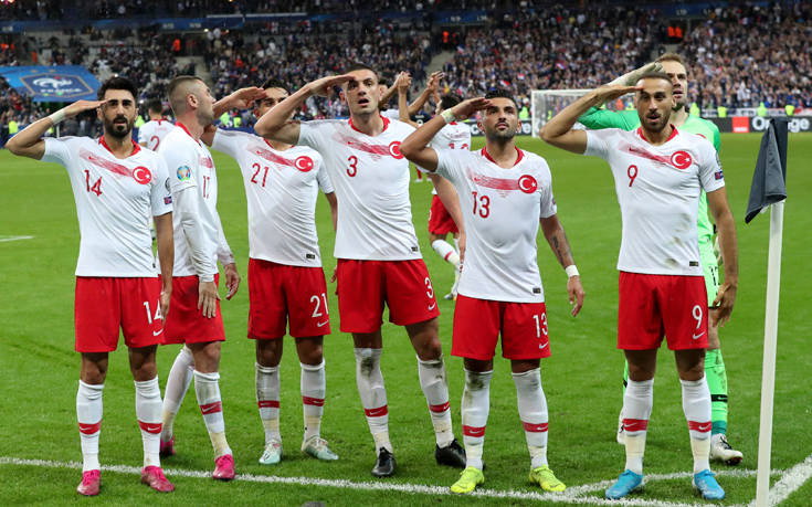 Οι Τούρκοι παίκτες χαιρέτισαν πάλι στρατιωτικά και οι οπαδοί ανταποκρίθηκαν