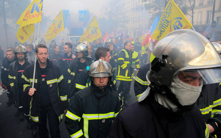 Αστυνομικοί έκαναν χρήση δακρυγόνων εναντίον πυροσβεστών που διαδήλωναν στο Παρίσι