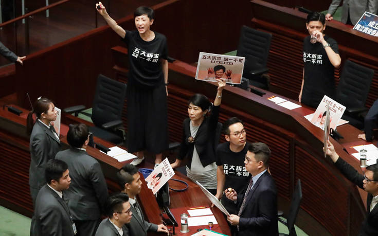 Γιουχαΐσματα στο κοινοβούλιο του Χονγκ Κονγκ, μέσω βίντεο έγινε τελικά η ομιλία της Κάρι Λαμ