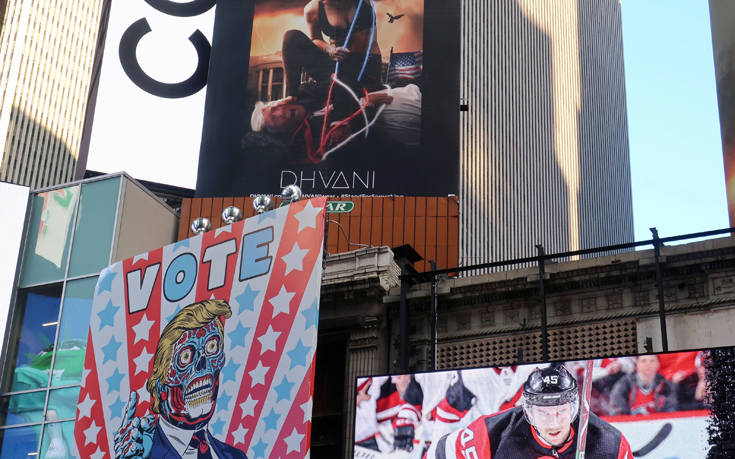 Αφίσα στην Times Square δείχνει γυναίκα να πατάει στο κεφάλι τον Τραμπ