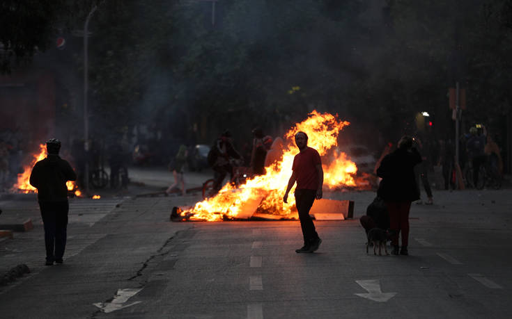 Τρίτη νύχτα απαγόρευσης κυκλοφορίας στη Χιλή μετά τις αιματηρές ταραχές