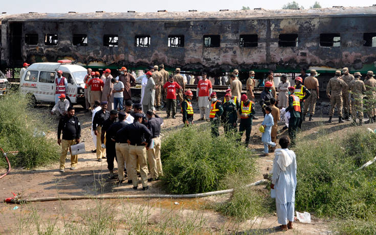 Φονική πυρκαγιά σε τρένο στο Πακιστάν: Τουλάχιστον 71 νεκροί