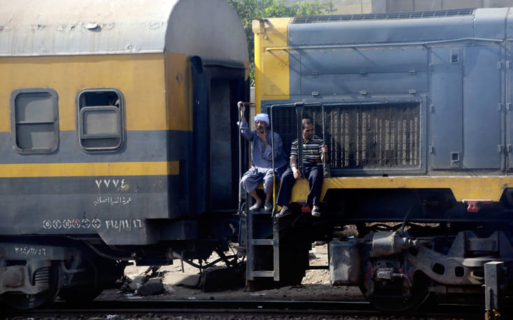 Τραγωδία στην Αίγυπτο, όταν ελεγκτής εισιτηρίων διέταξε επιβάτες να κατέβουν από το τρένο εν κινήσει