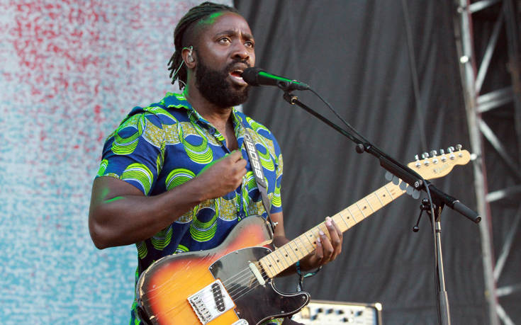 Kele Okereke: Δεν έχω βιώσει ξανά τόσο διαδεδομένο ρατσισμό όσο τώρα την εποχή του Brexit
