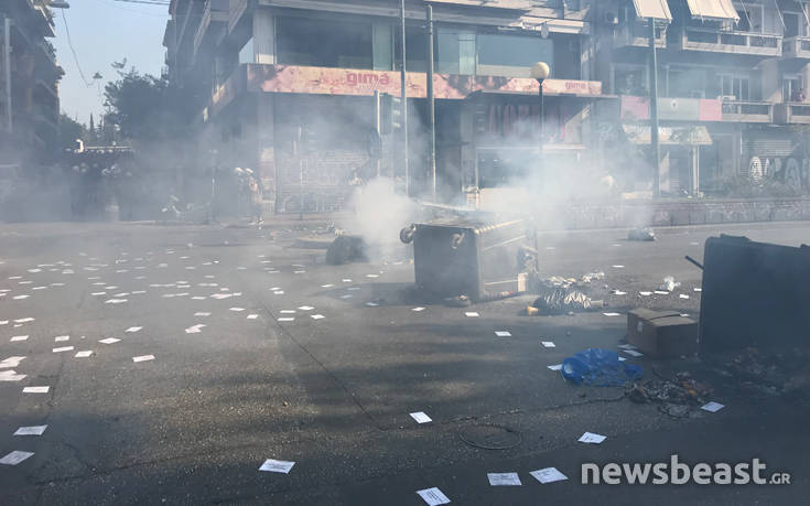 Φωτιά σε κάδους στην Πατησίων έξω από την ΑΣΟΕΕ