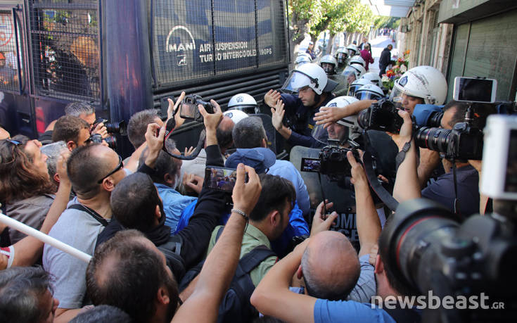 Μικροένταση έξω από τη Βουλή με μέλη της ΠΟΕ-ΟΤΑ