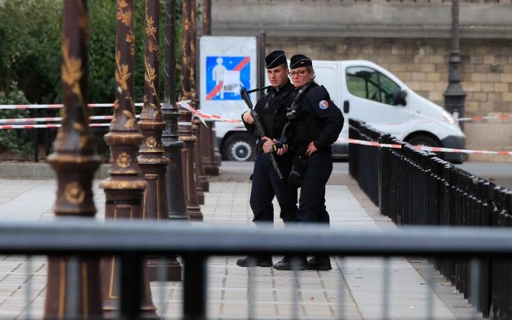 Επίθεση με μαχαίρι στο Παρίσι: Ασυνήθιστη η συμπεριφορά του δράστη το προηγούμενο βράδυ