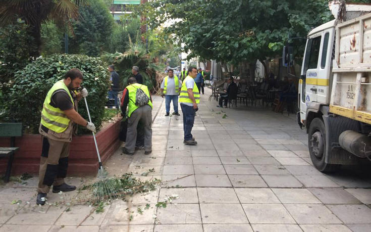 Επιχείρηση καθαρισμού της πλατείας Αγίου Παύλου από τον δήμο Αθηναίων