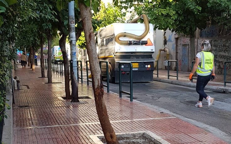 Γενικός καθαρισμός στην οδό Αντωνιάδου, δίπλα στην ΑΣΟΕΕ, από τον Δήμο Αθηναίων