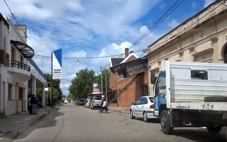 Όταν προσπαθείς να κατεβάσεις μια πισίνα από μια ταράτσα&#8230; με σκάλα