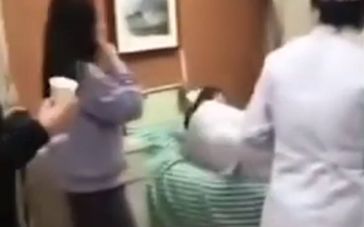 Νοσοκόμες ξαπλώνουν σε κρεβάτι όπου είχε νοσηλευτεί τραγουδιστής