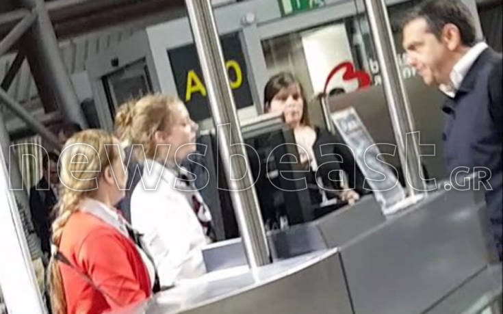 Φωτογραφίες του Αλέξη Τσίπρα λίγο πριν επιβιβαστεί στο αεροπλάνο από τις Βρυξέλλες