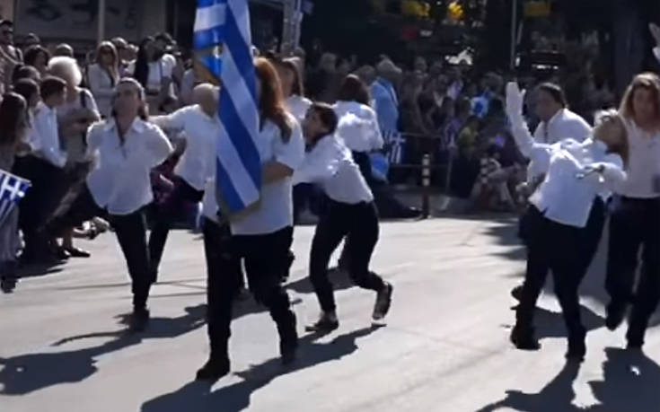 Παρέλαση αλά… Monty Python στη Νέα Φιλαδέλφεια: «Δεν πρόκειται για μαθητές της περιοχής»
