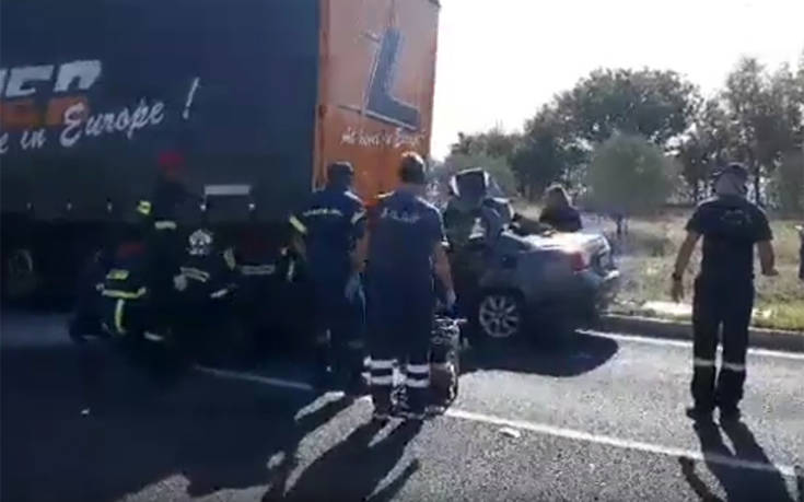 Αυτοκίνητο καρφώθηκε σε νταλίκα, τραυματίας ο οδηγός