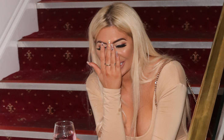 Τηλεπερσόνα μέθυσε σε φιλανθρωπικό γκαλά και φάνηκε το στήθος της