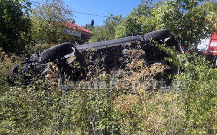 Αντί για όπισθεν έβαλε πρώτη και έπεσαν στο γκρεμό