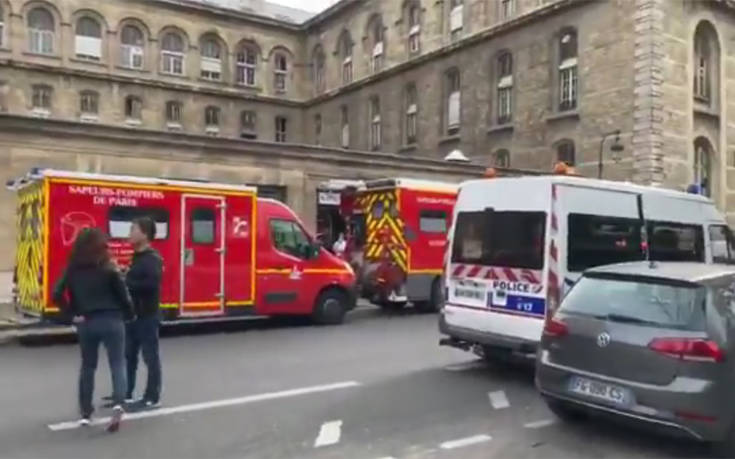 Συναγερμός στο Παρίσι: Άντρας μαχαίρωσε αστυνομικούς