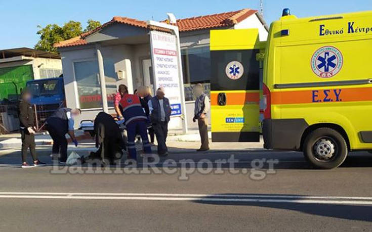 Ηλικιωμένη πήγε να περάσει το δρόμο και την παρέσυρε φορτηγάκι