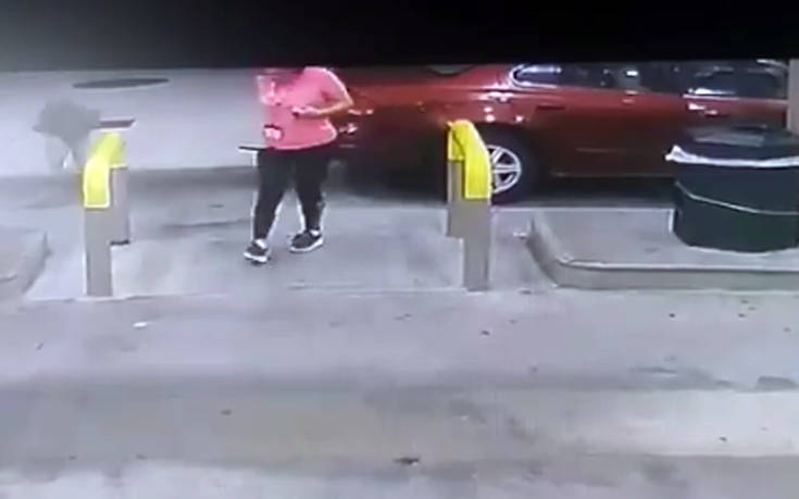 Γυναίκα περίμενε σε βενζινάδικο κι ένα ελάφι πέρασε πάνω από το κεφάλι της