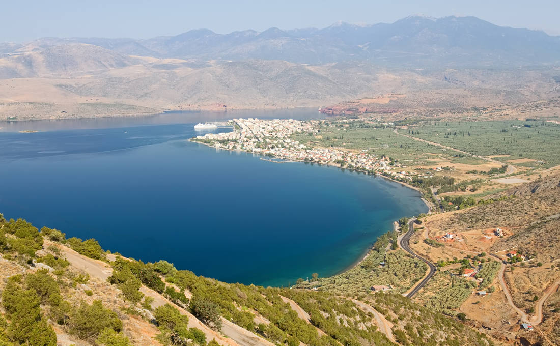 Μία όμορφη κωμόπολη στην αγκαλιά του Κορινθιακού