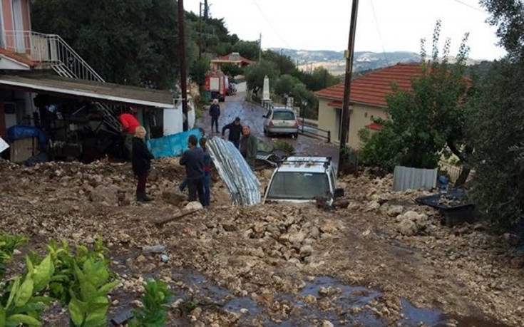 Καιρός: Τόνοι λάσπης έθαψαν αυτοκίνητα και σπίτια στην Κεφαλονιά