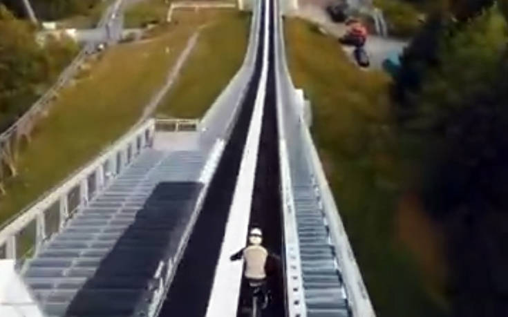 Η πίστα του σκι δεν είναι για να οδηγείς ποδήλατα