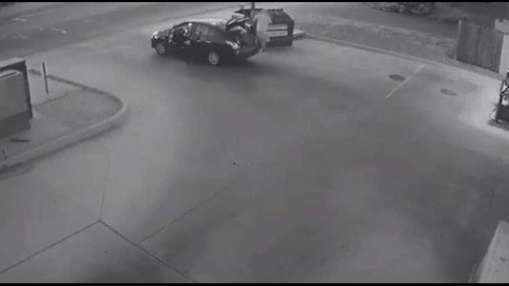 Σοκαριστικές εικόνες: Άνδρας πετά το πτώμα γυναίκας σε κάδο σκουπιδιών