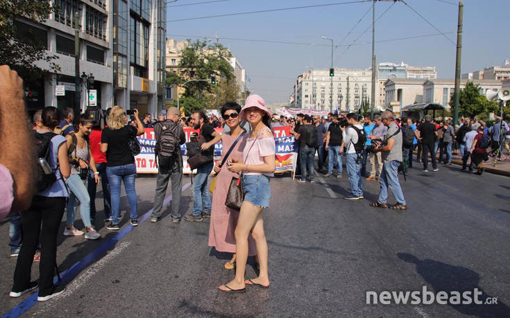 Τουρίστριες έβγαλαν φωτογραφίες ανάμεσα στους διαδηλωτές στα Προπύλαια