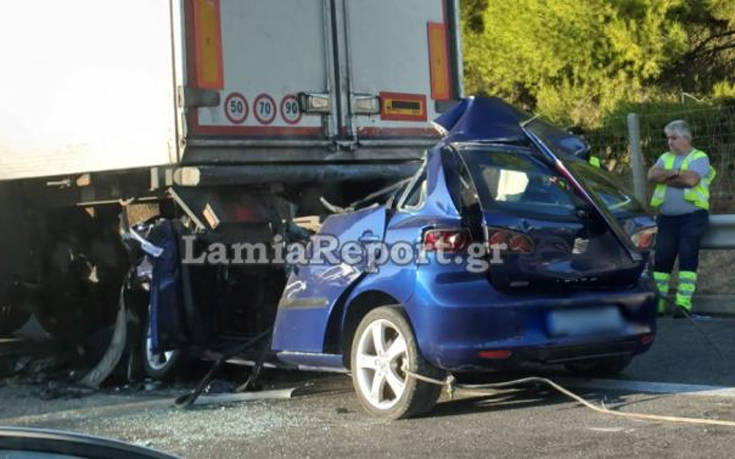 Αυτοκίνητο «καρφώθηκε» πίσω από νταλίκα, νεκρός ο οδηγός