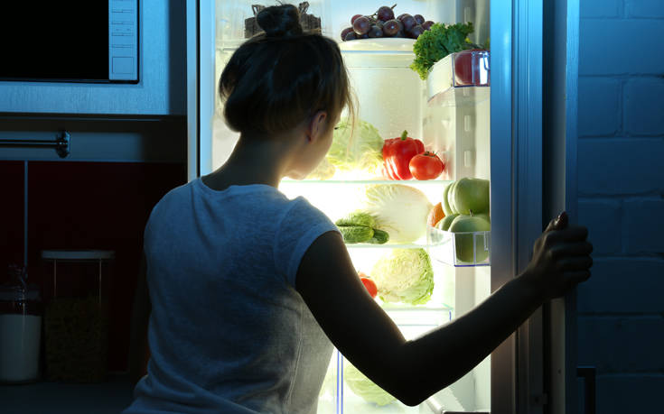 Το μυστικό για να μην παχαίνετε από τις συχνές επιδρομές στο ψυγείο