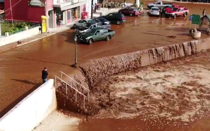 Αποκαλυπτικές εικόνες από την κακοκαιρία στη Κεφαλονιά με καταρράκτη… λάσπης