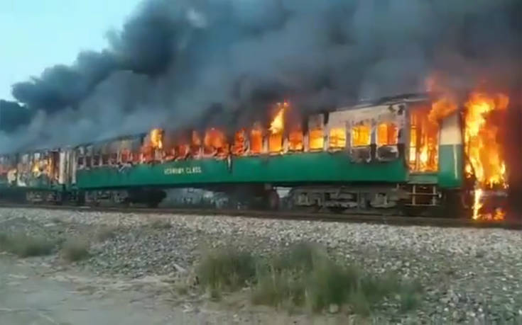 Τρομακτικές εικόνες από το φλεγόμενο τρένο στο Πακιστάν, τουλάχιστον 62 οι νεκροί