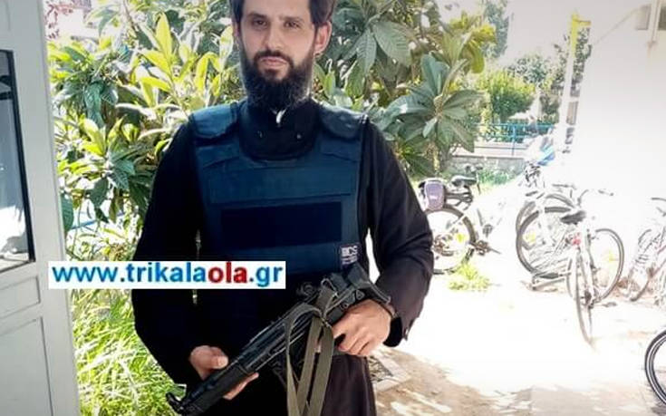Ο αστυνομικός-ιερέας με το αλεξίσφαιρο και το όπλο σε αστυνομικό τμήμα στα Τρίκαλα