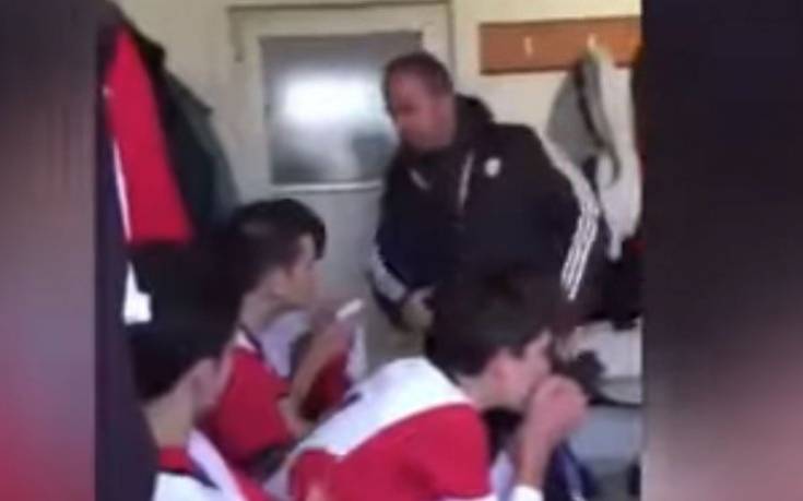 Σοκαριστικό βίντεο με προπονητή ομάδας Νέων να χαστουκίζει τους ποδοσφαιριστές του