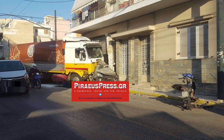 Σοκαριστικό τροχαίο στον Πειραιά: Φορτηγό διέλυσε αυτοκίνητο