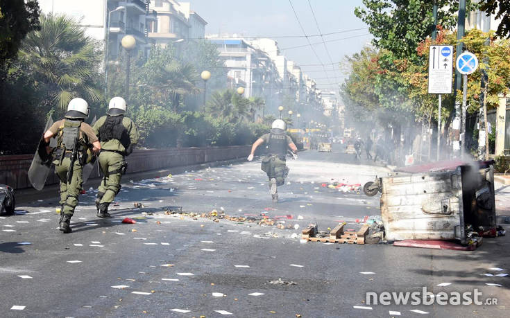 Επεισόδια και δακρυγόνα έξω από την ΑΣΟΕΕ: Προανάκριση διενεργεί η Ασφάλεια