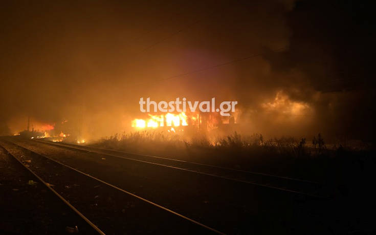 Θεσσαλονίκη: Μεγάλη φωτιά σε εγκαταλελειμμένα βαγόνια που διέμεναν παράτυποι μετανάστες