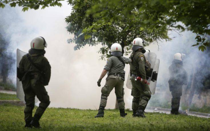 Πεδίο μάχης τα Εξάρχεια ανάμεσα σε αντιεξουσιαστές και αστυνομία