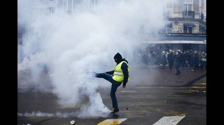 Ένας χρόνος Κίτρινα Γιλέκα: Συγκρούσεις, δακρυγόνα και συλλήψεις στη νέα διαδήλωση