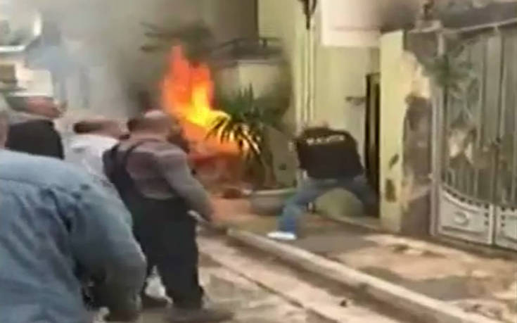 Βίντεο ντοκουμέντο από τη φωτιά στην Κυψέλη: Σπάνε την πόρτα για να σώσουν ανθρώπους