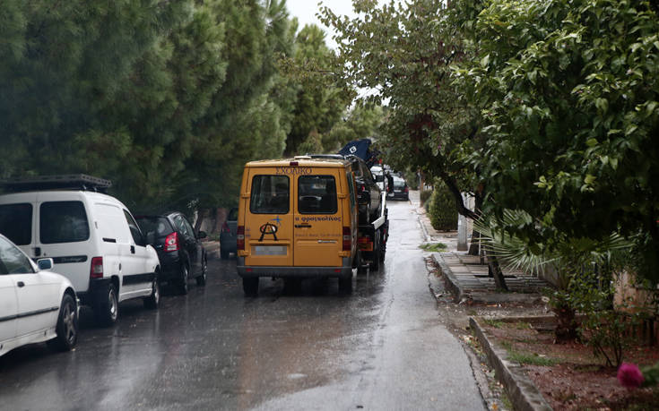 Τροχαίο με σχολικό στη Βούλα: «Η κόρη μου χτύπησε στο κεφάλι, έκανε ράμματα»