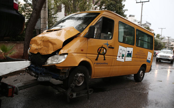 Τροχαίο με σχολικό στη Βούλα: Πώς έγινε το ατύχημα