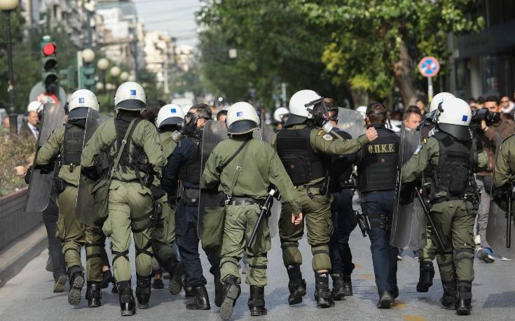 Επεισόδια στην ΑΣΟΕΕ: Δύο τραυματίες αστυνομικοί και τρεις προσαγωγές