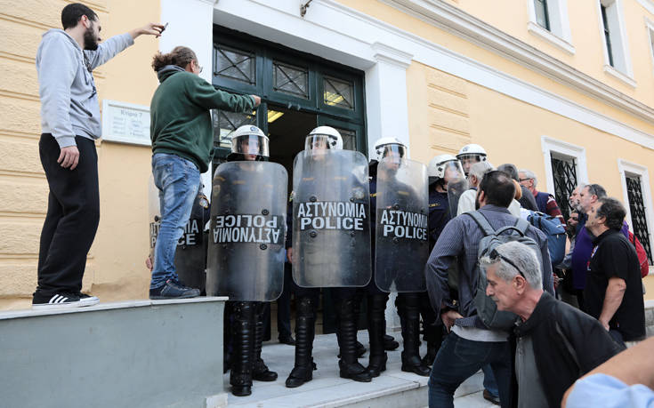 Ελεύθεροι οι φοιτητές που συνελήφθησαν για τα επεισόδια στην ΑΣΟΕΕ