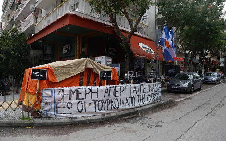 Κύπριοι φοιτητές σε απεργία πείνας απέναντι από το τουρκικό προξενείο στη Θεσσαλονίκη