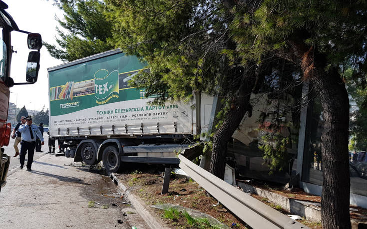 Κηφισός: Φωτογραφίες από το τροχαίο με φορτηγό που προκάλεσε τεράστιο μποτιλιάρισμα