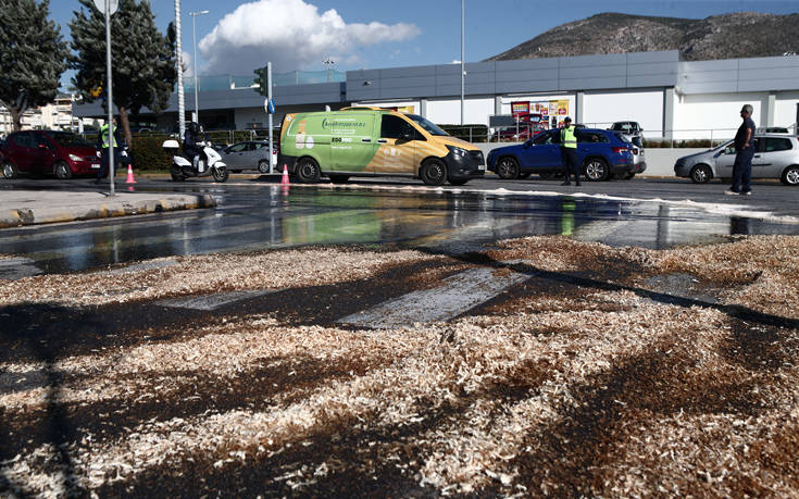 Γέμισε ελαιόλαδο η λεωφόρος Βουλιαγμένης: Δείτε φωτογραφίες από το σημείο